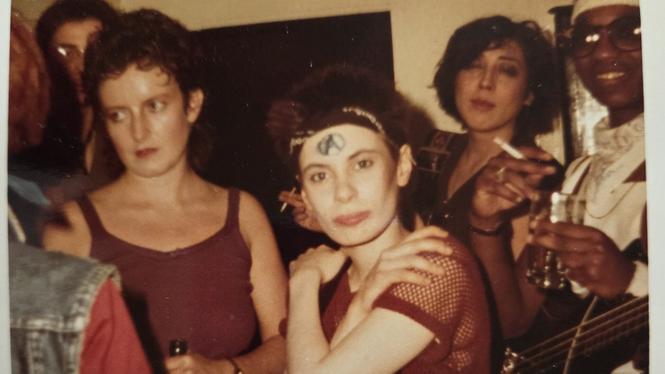 The Bloods backstage med Adele Bertei i mitten.