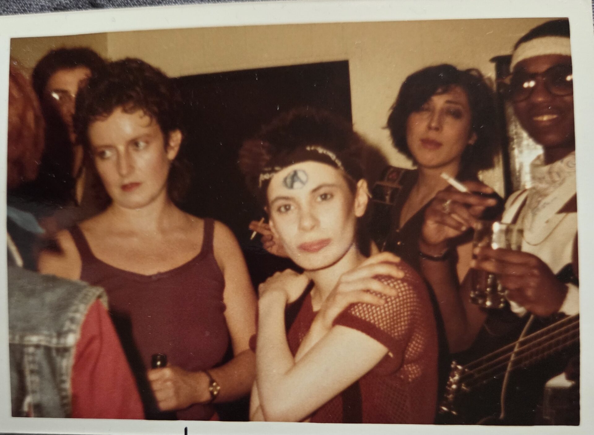 The Bloods backstage med Adele Bertei i mitten.