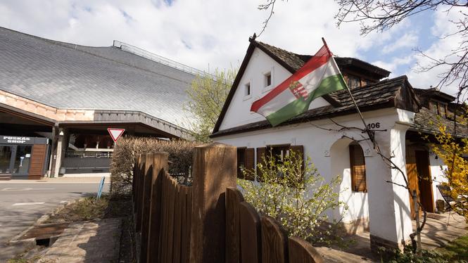 Viktor Orbáns hus, i hembyn Felcsút, är närmaste grannen till den jättelika fotbollsstadion Pancho. Regimkritiker ser stadion som en symbol för Orbáns megalomani.
