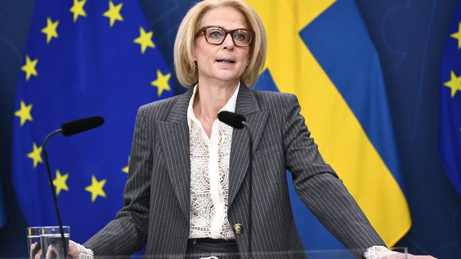 På måndagsförmiddagen promenterar finansminister Elisabeth Svantesson (M) till riksdagen för att överlämna vårändringsbudgeten.