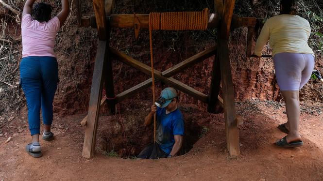 Venezuelas gruvregioner kontrolleras av kriminella nätverk, gerillagrupper och korrupta militärtjänstemän, skriver New York Times.