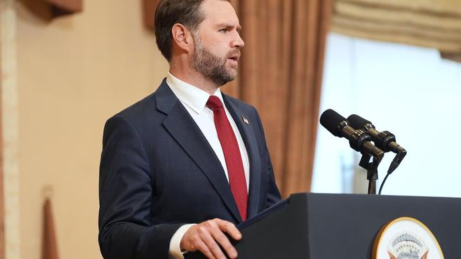 USA:s vicepresident JD Vance under pressträffen.