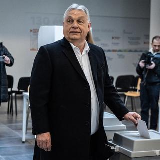 Viktor Orbán röstade i en skola som gjorts om till vallokal på söndagsmorgonen.