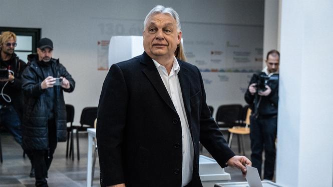 Viktor Orbán röstade i en skola som gjorts om till vallokal på söndagsmorgonen.
