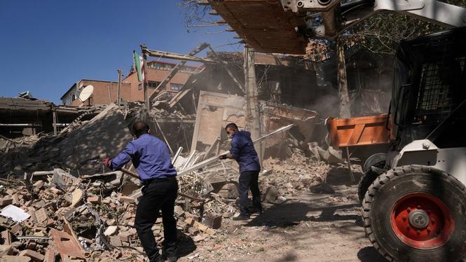 Män arbetar med att få undan rasmassor vid ett universitet i Teheran som träffats i en amerikansk-israelisk attack den 6 april.
