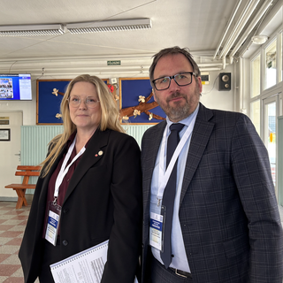 Jessica Rodén (S) och Peder Björk (S) är på plats i Ungern för att observera valet. De noterar att intresset för valet är högt. ”Jag har aldrig sett så här många rösta” tillägger deras ungerska tolk.