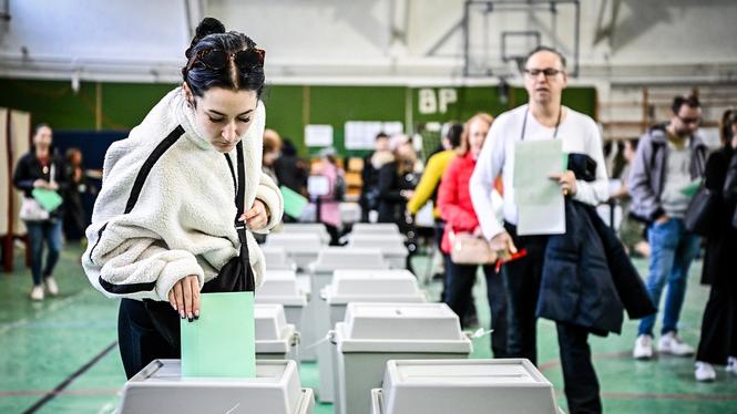 En kvinna lägger sin röst i parlamentsvalet i en vallokal i Budapest på söndagen.