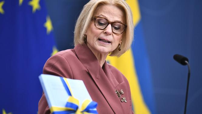 På måndagsförmiddagen promenterar finansminister Elisabeth Svantesson (M) till riksdagen för att överlämna vårändringsbudgeten.
