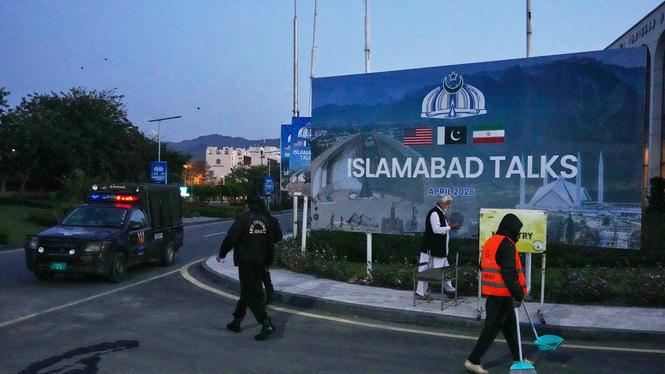 En städare sopar rent gatan. En polis går tillbaka till sin bil utanför Serena Hotel i Islamabad, där USA och Iran försökte förhandla fram en vapenvila under söndagen.