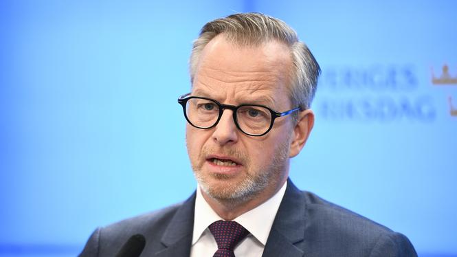 Mikael Damberg (S), Socialdemokraternas ekonomisk-politiska talesperson, kommenterar regeringens och Sverigedemokraternas vårbudget.