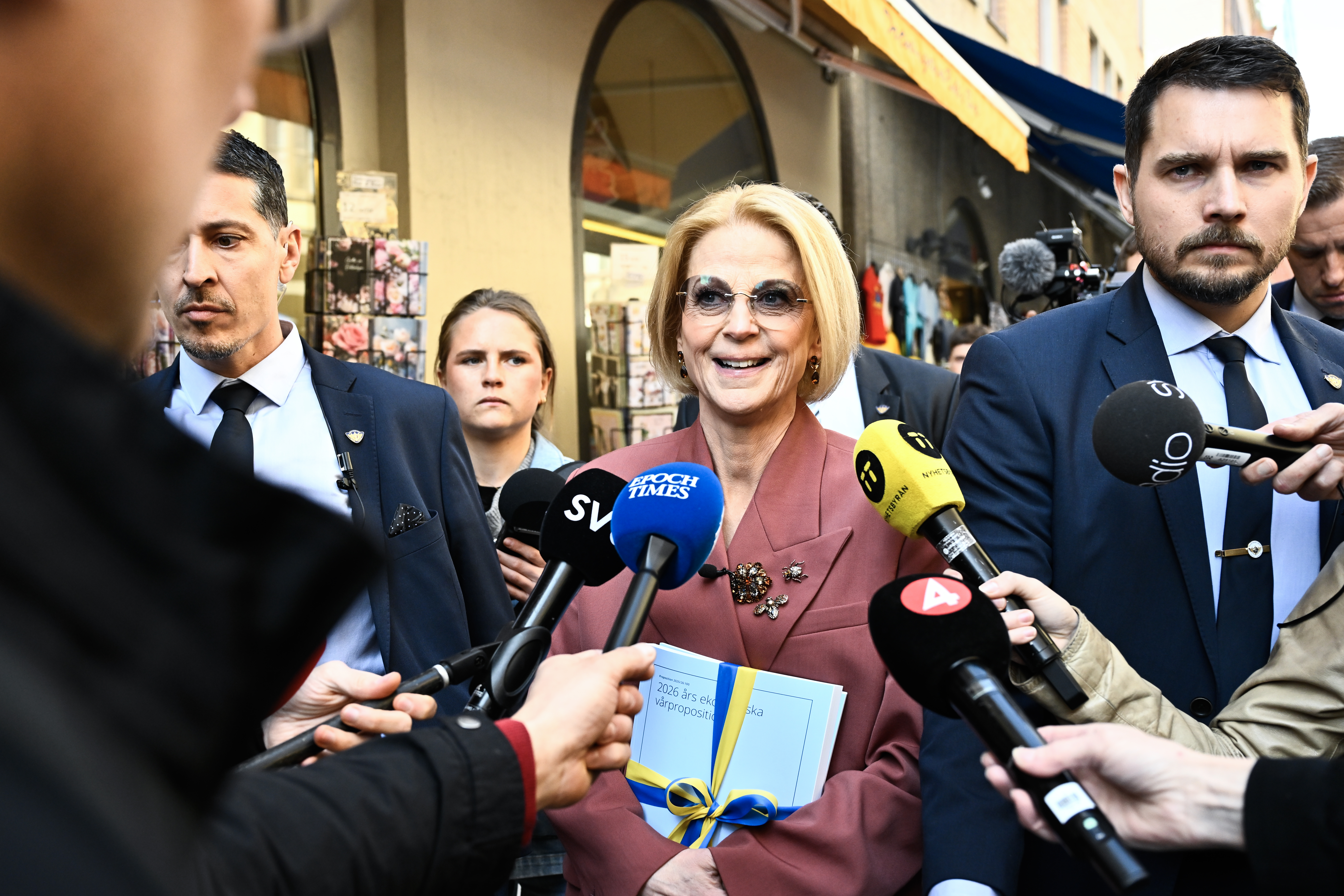 Finansminister Elisabeth Svantesson (M) under budgetpromenaden från Finansdepartementet till riksdagen.