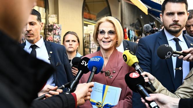 Finansminister Elisabeth Svantesson (M) under budgetpromenaden från Finansdepartementet till riksdagen.