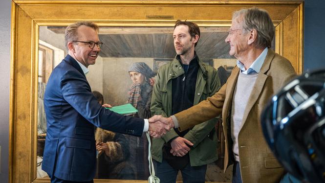 Björn Eriksson (till vänster), generaldirektör för Socialstyrelsen, tar emot namnunderskrifter från Gunnar Bohman.