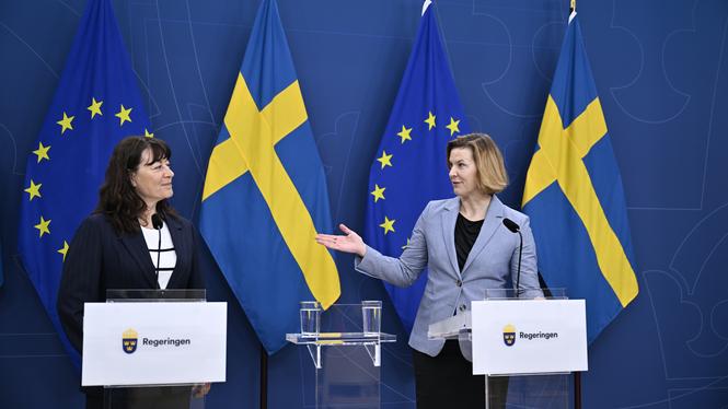 Lise Tamm, generaldirektör på Jämställdhetsmyndigheten och jämställdhetsminister Nina Larsson (L).