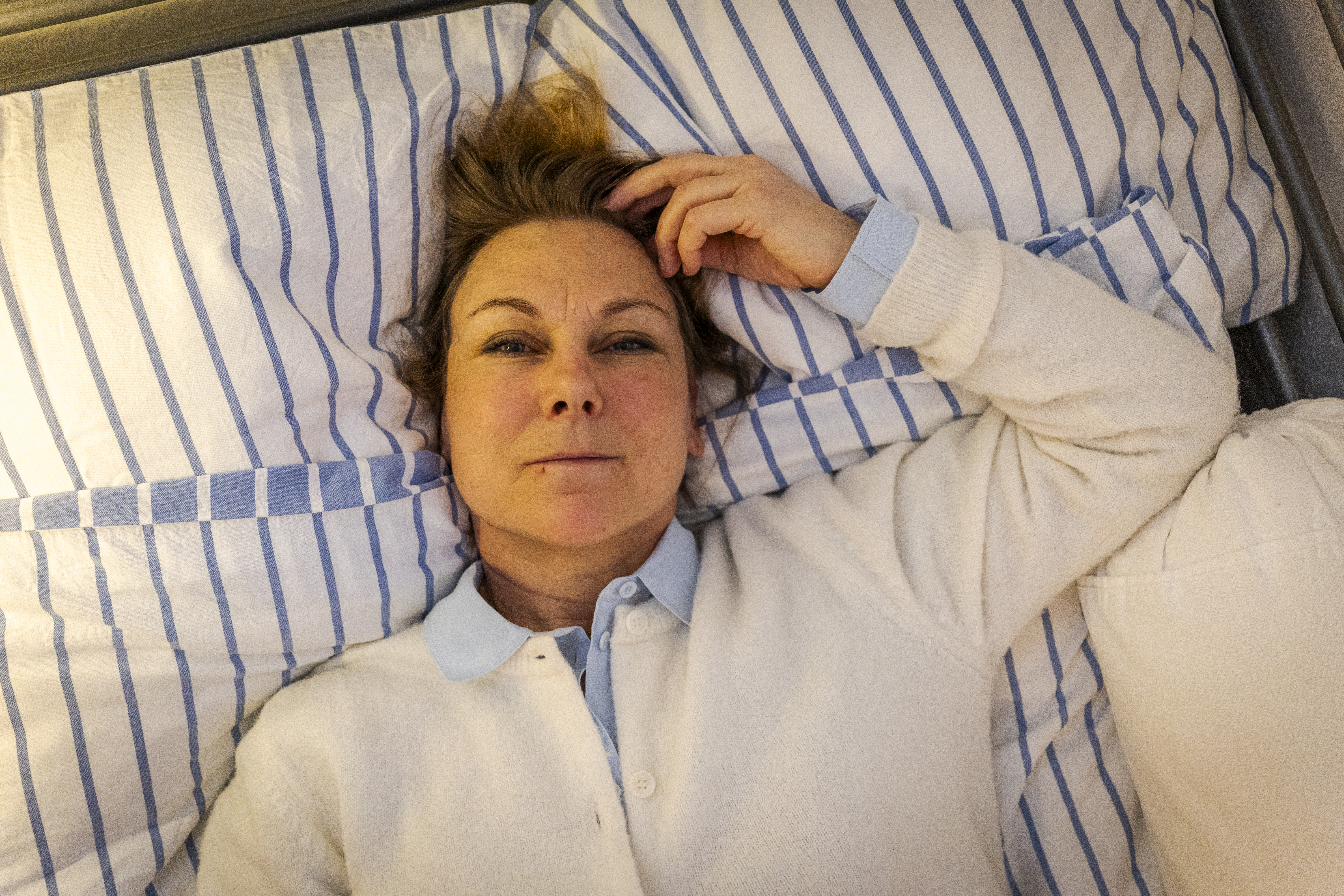 Enbart när Maria Dahlin ligger raklång på rygg ger sig smärtan helt. ”Så här ligger jag den mesta tiden av dagarna”, säger hon.