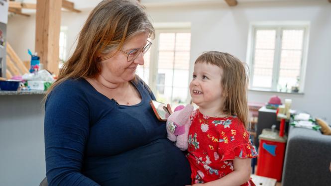 Lagen trädde i kraft den 1 december 2024 och gäller för kvinnor upp till 40 år. Julie Claudi fyllde 40 år den 3 december och lyckades precis registrera sin ansökan på en fertilitetsklinik om att skaffa ett syskon till Erika.