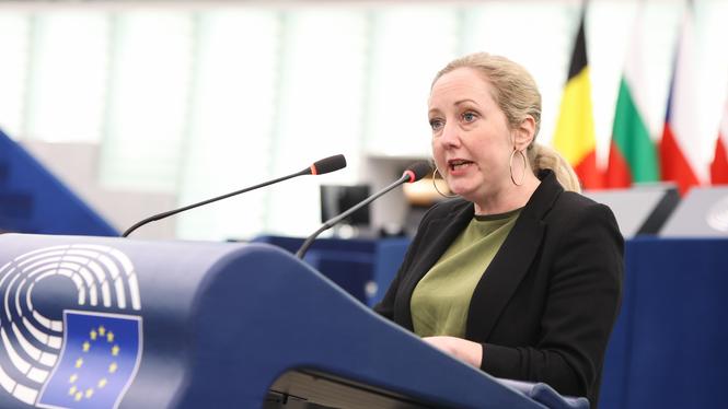 Vänsterpartiets Europaparlamentariker Hanna Gedin vill att EU-kommissionen lägger fram ett förslag om att stoppa avtalet med Israel.