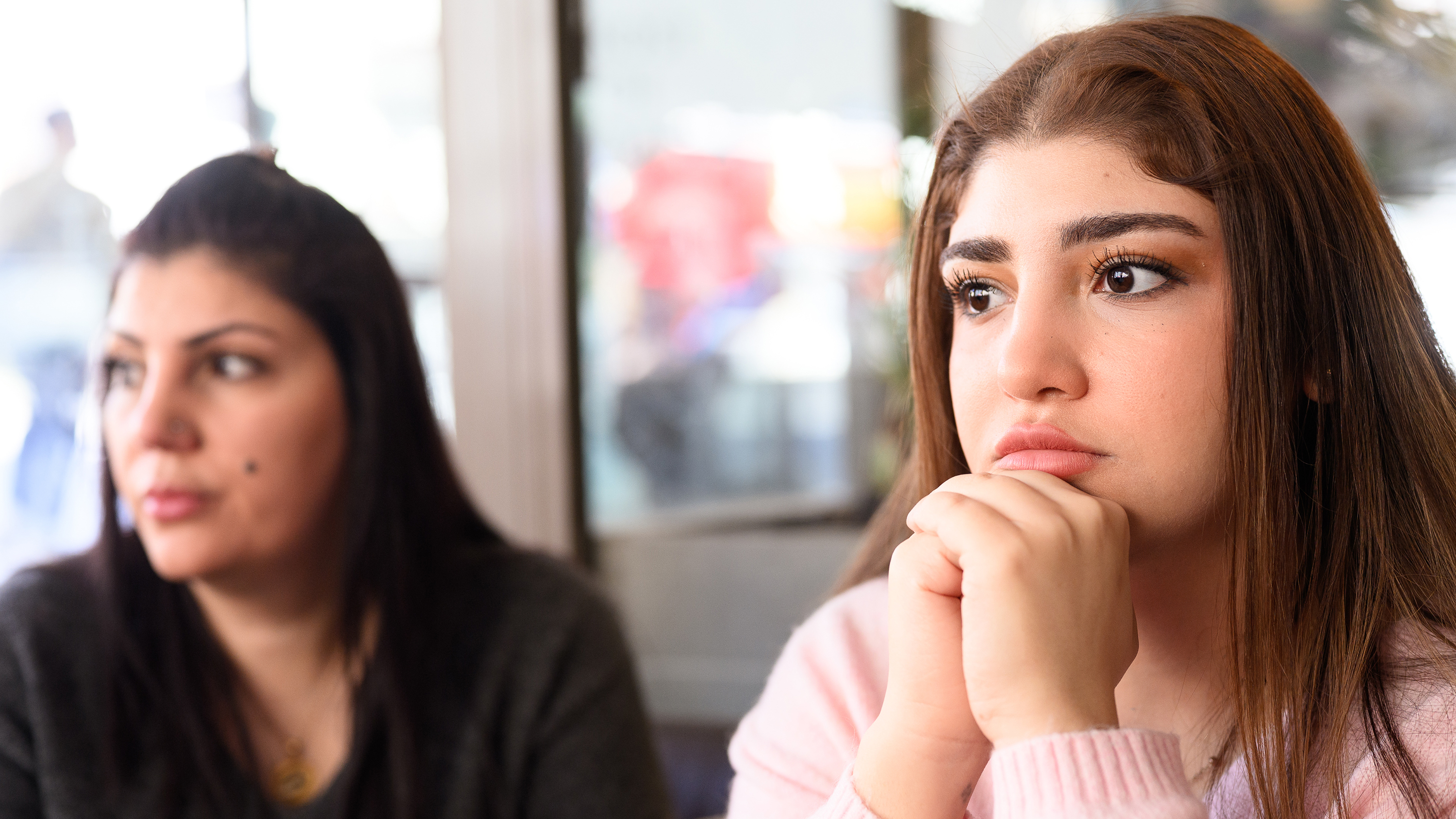 Kommer hon få komma tillbaka hem? Minuterna innan mötet på Migrationsverket är hon fortfarande inte säker.