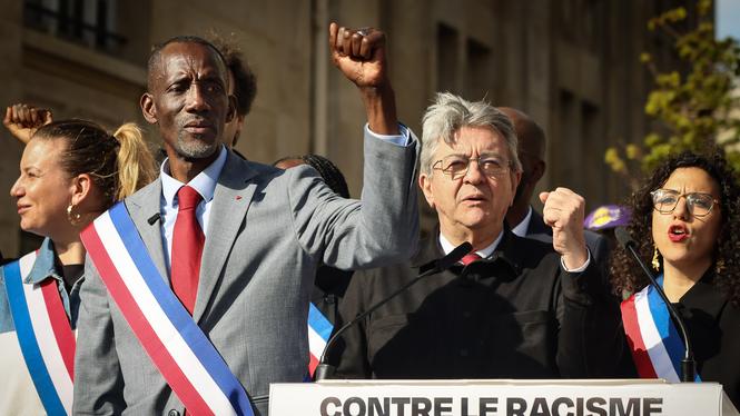 Jean-Luc Mélenchon och Saint-Denis nya borgmästare Bally Bagayoko, till vänster, deltar i en demonstration mot rasism i Saint-Denis den 4 april 2026.