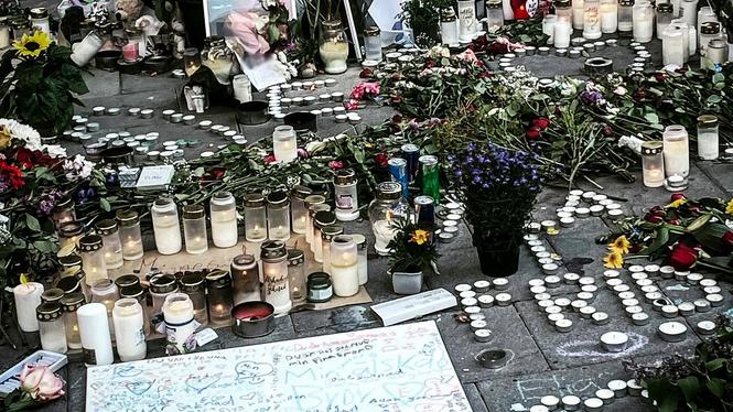 Öppna drogscener drar enligt polisen till sig gängkriminalitet och skjutningar. Bilden är från sommaren 2023 då en 15-årig pojke och en 43-årig man sköts ihjäl utanför tunnelbanan i Farsta centrum. Båda kom bara i vägen för en gänguppgörelse.