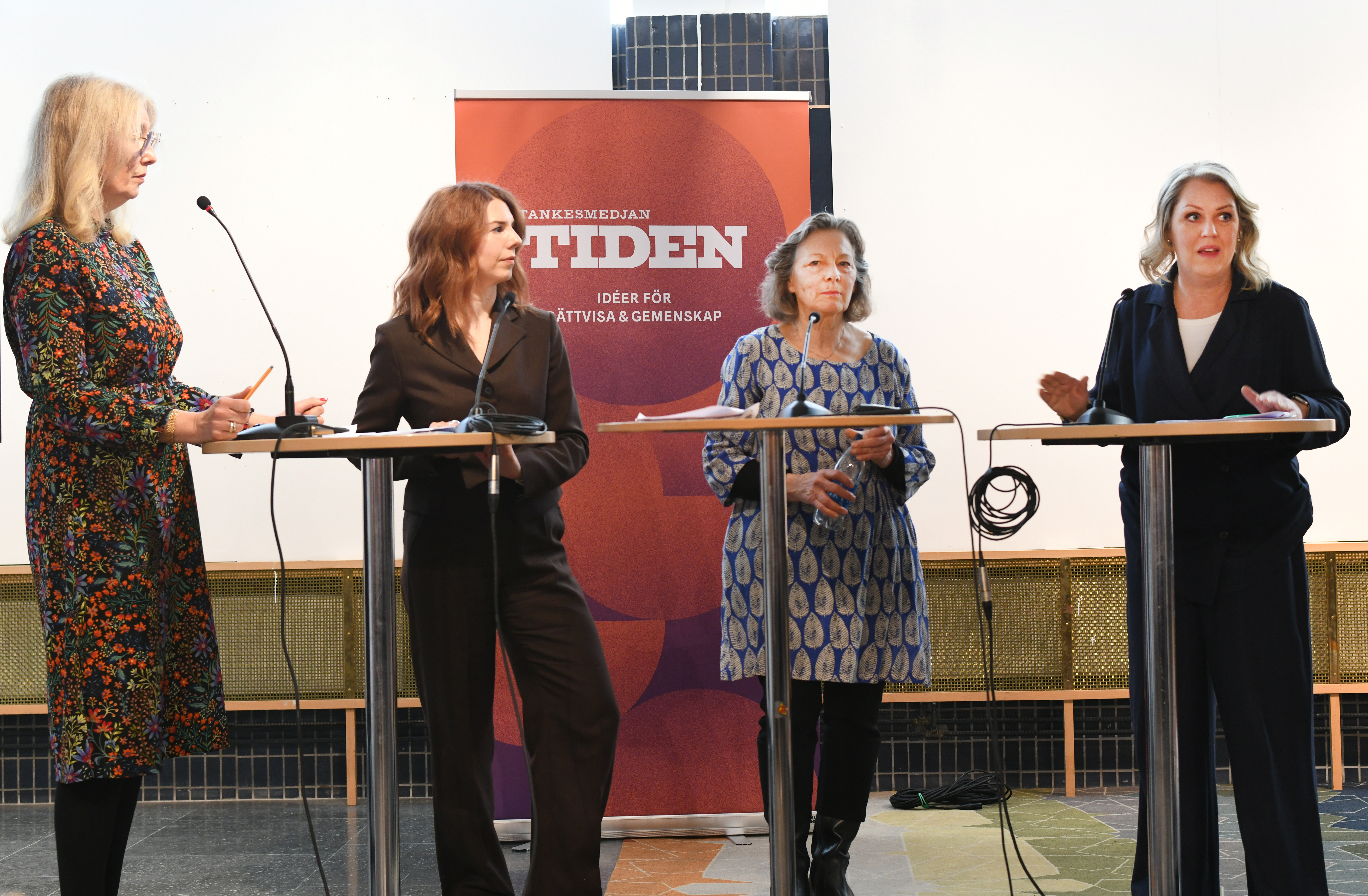 Emilia Bjuggren, finansborgarrådskandidat, Marta Szebehely, forskare, och Lena Hallengren, Socialdemokraternas gruppledare i riksdagen, i diskussion under rapportsläppet.
