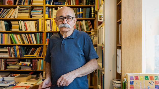 Nemat "Namo" Alimoradi driver sedan år 2000 Kitab Arzan i Akalla.