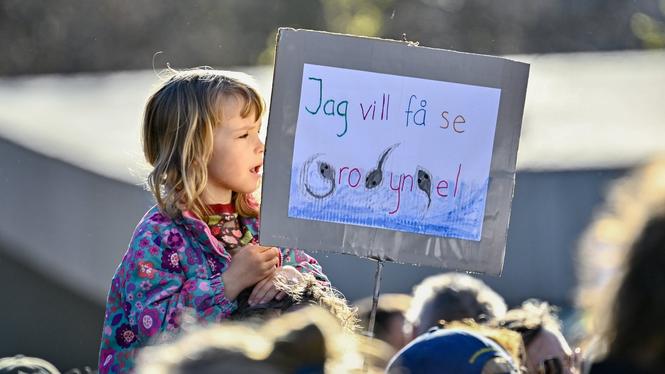 En klimatmarsch under parollen ”Lyssna på forskarna - minska utsläppen nu” arrangerades i Stockholm på torsdagen.