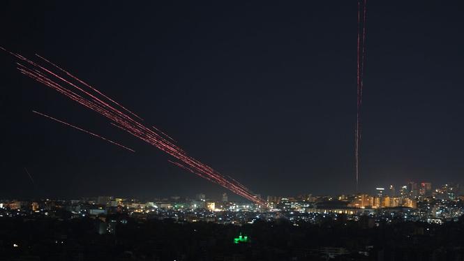 Lasersikten riktas upp mot himlen när vapenvilan firades in med skott i luften i Beirut.