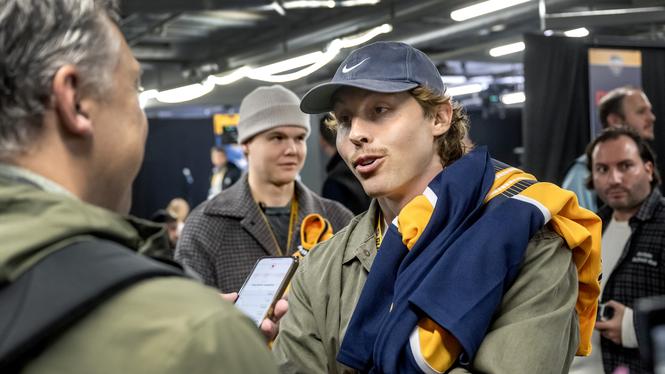 I höstas mötte Bolaget-artisten Oliver Norqvist  spelarna från NHL-laget Nashville Predators. Nu ska han leva sida vid sida med älgar i samband med SVT-programmet ”Den stora älgvandringen”.