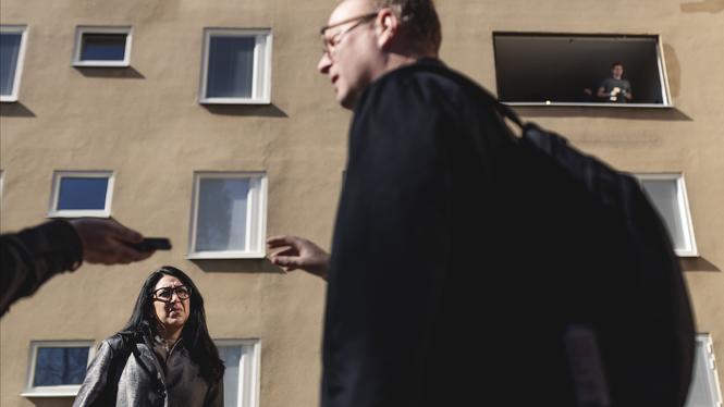 Lawen Redar och Anders Österberg framför ett av de berörda husen i Vårberg. 