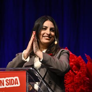 Partiledare Nooshi Dadgostar (V) håller inledningstal när Vänsterpartiets kongress inleds i Örebro.