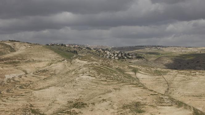 Någonstans på andra sidan bergen ligger E1, där Israel vill begrava det sista hoppet om Palestina. 