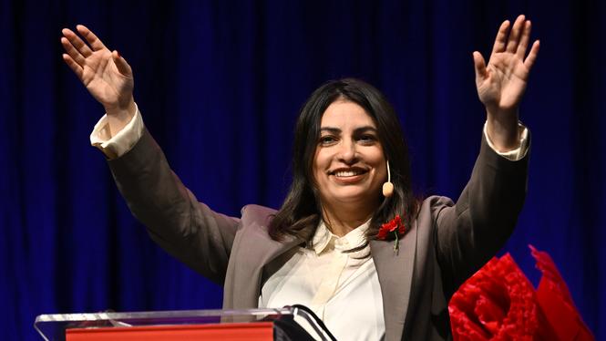 Partiledare Nooshi Dadgostar (V) på Vänsterpartiets kongress i Örebro. 