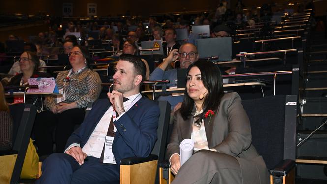 Samuel Gonzalez Westling (V), gruppledare i riksdagen, och partiledare Nooshi Dadgostar (V) under Vänsterpartiets kongress i Örebro.