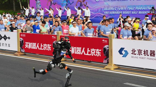 Under ett halvmaraton i Beijing i söndags tävlade över 100 humanoida robotar på en parallell bana bredvid 12 000 löpare.