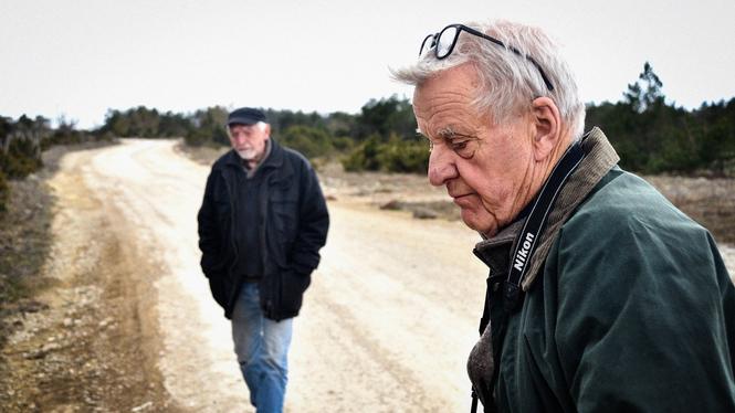 Wolfgang Brunner och Leif Pettersson visar Hästnäsvägen där restprodukten CKD för tre år sedan frästes ner. Tungmetaller som lakades ur den nya vägen letade sig till sist ner i grundvattnet.