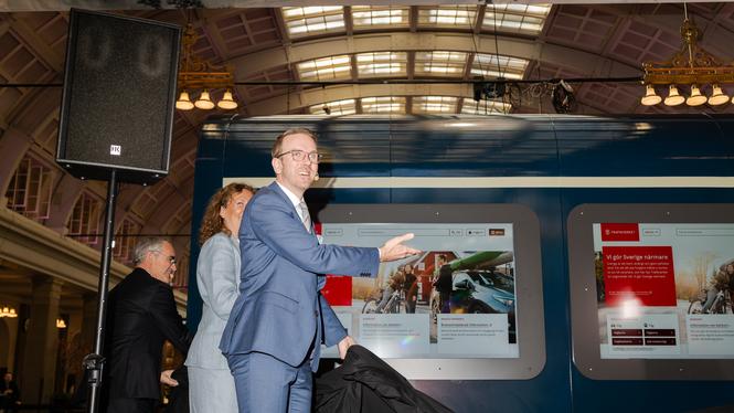 Infrastrukturminister Andreas Carlson (KD) visar upp en prototyp på Sveriges nya nattåg. 91 vagnar ska levereras med start 2030 – ett smakprov på nya singelkupén står på Stockholms C till den 26 april.