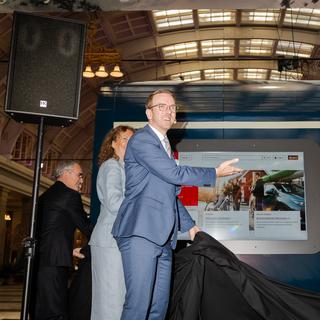 Infrastrukturminister Andreas Carlson (KD) visar upp en prototyp på Sveriges nya nattåg. 91 vagnar ska levereras med start 2030 – ett smakprov på nya singelkupén står på Stockholms C till den 26 april.