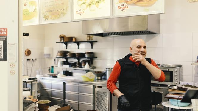 Keffah Assad i kassan på Mr Kunafa, en butik specialiserad på desserter från Mellanöstern. ”Han är mycket duktig”, förklarar en förbipasserande för Dagens ETC.