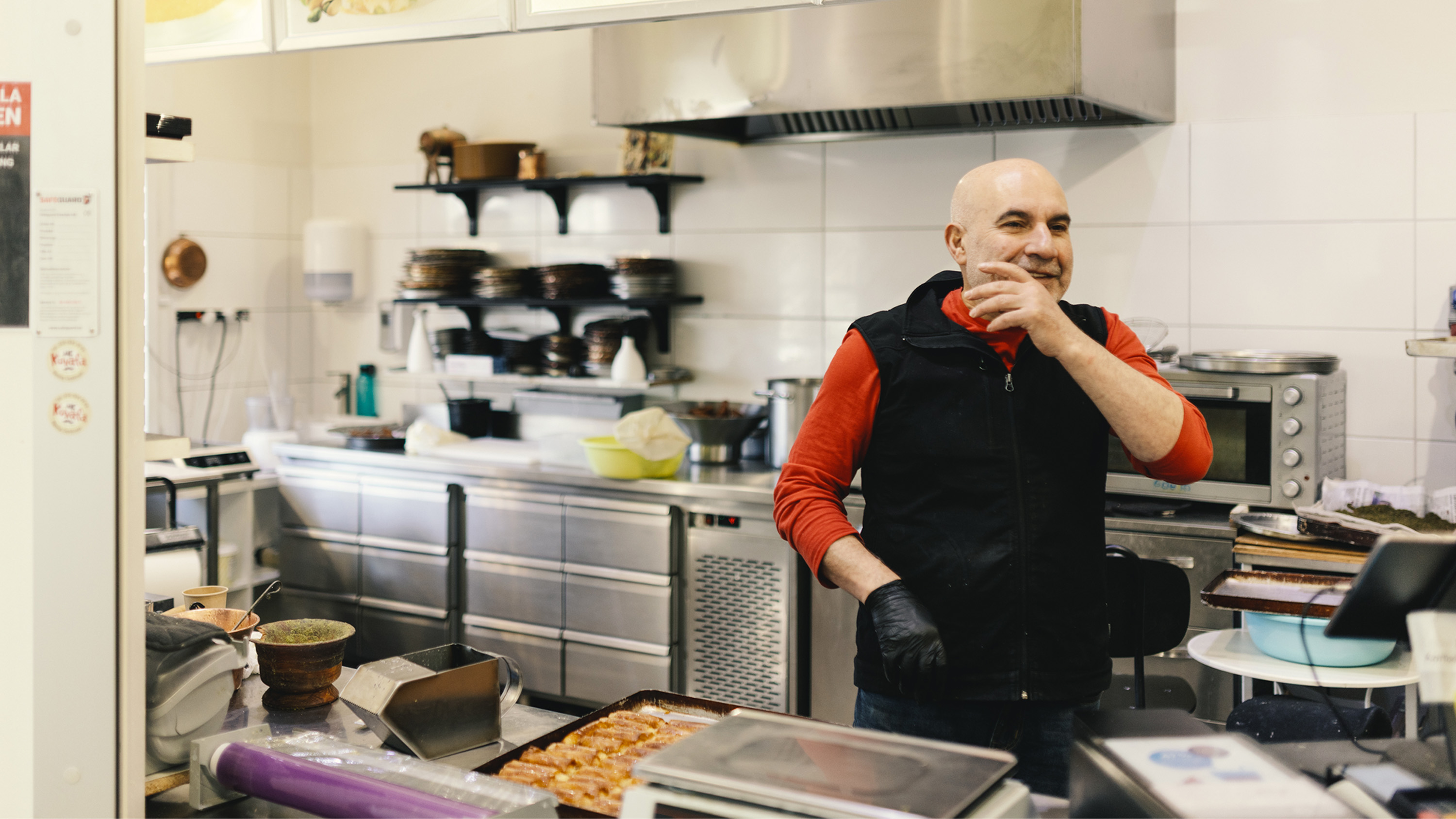 Keffah Assad i kassan på Mr Kunafa, en butik specialiserad på desserter från Mellanöstern. ”Han är mycket duktig”, förklarar en förbipasserande för Dagens ETC.