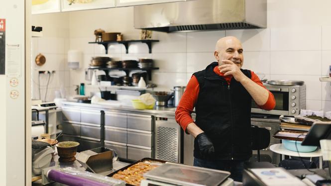 Keffah Assad i kassan på Mr Kunafa, en butik specialiserad på desserter från Mellanöstern. ”Han är mycket duktig”, förklarar en förbipasserande för Dagens ETC.
