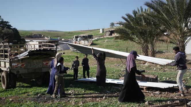 Palestinska invånare på ockuperade Västbanken packar för att lämna sina hem. Bilden togs tidigare i år och har inte direkt med rapporten att göra.