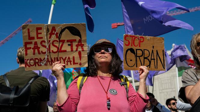 Ungrare protesterar mot en lag som förbjuder prideevenemang i landet. Bild från Budapest i maj i fjol.