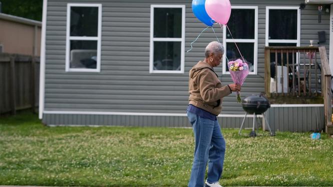 En kvinna på väg att lägga blommor utanför huset där en man sköt ihjäl åtta barn på söndagen, i Shreveport, Louisiana, USA.