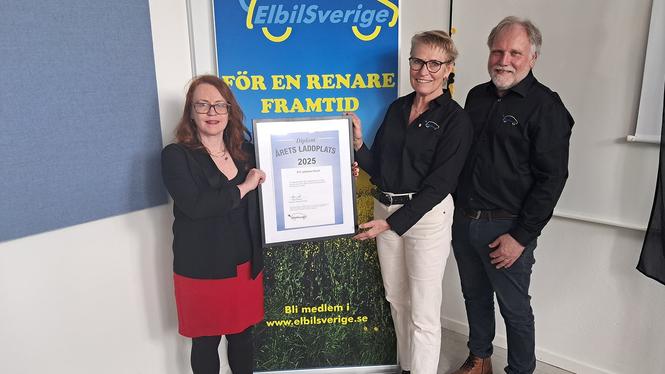 Rebecka Bohlin från ETC Sol tog emot priset som delades ut av Magnus Johansson och Ingegerd Sikström från Elbil Sverige.
