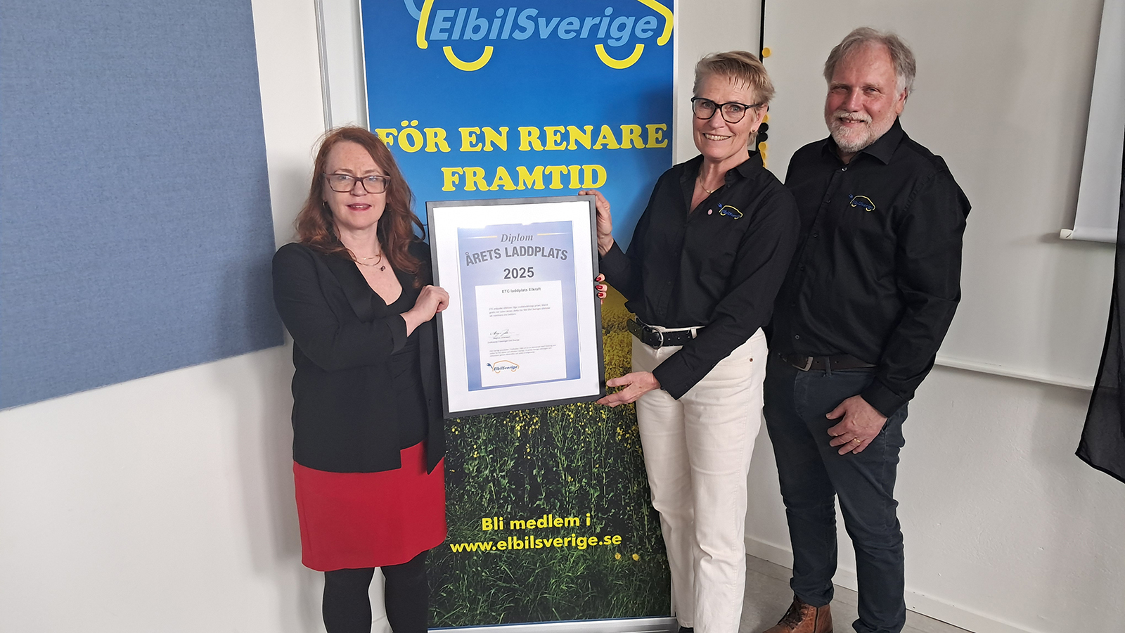 Rebecka Bohlin från ETC Sol tog emot priset som delades ut av Magnus Johansson och Ingegerd Sikström från Elbil Sverige.