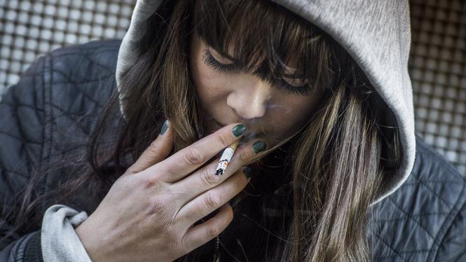 Landet förbjuder rökning på livstid för alla som ännu inte fyllt 18.