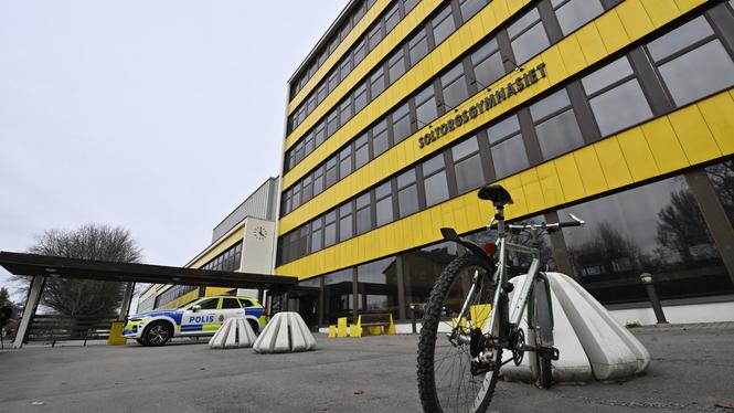 Soltorgsgymnasiet i Borlänge är en av cirka 20 skolor som hålls stängda under dagen efter ett potentiellt hot om våld. 