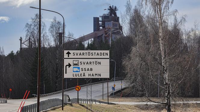 Arbetet hos SSAB ligger nere sedan den 3 april efter att ett 20-tal personer insjuknat. Luleå hamn hölls tillfälligt stängd under tisdagen och onsdagen ett falsklarm om vätecyanid. 