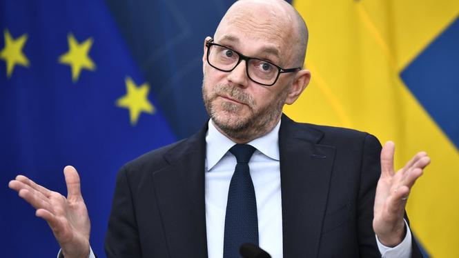 Vikarierande klimatministern Johan Britz (L) deltar inte vid  ”The first conference on transitioning away from fossil fuels”, TAFF.  Mer snack än verkstad från Tidöregeringen i klimatfrågan, anser forskare.